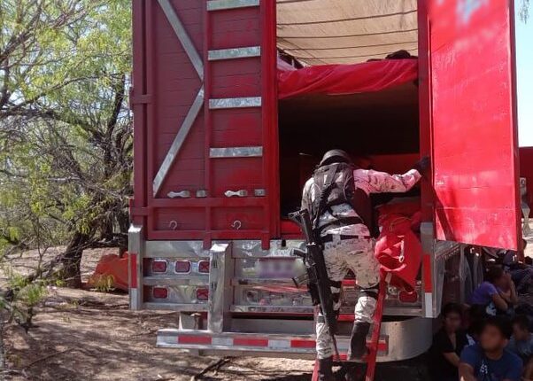 Rescatan a 129 migrantes abandonados en dos tractocamiones al norte de México