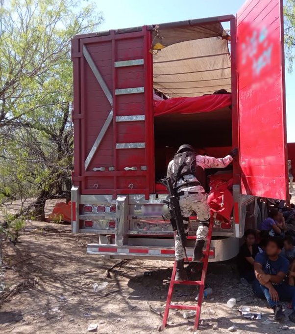 Rescatan a 129 migrantes abandonados en dos tractocamiones al norte de México