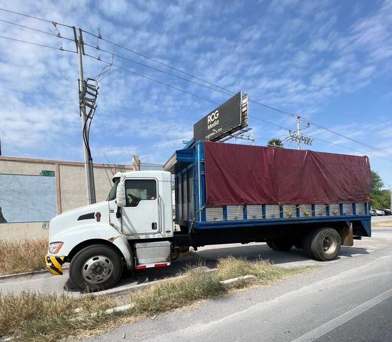 Hallan a 79 migrantes hacinados en la caja de un camión al noreste de México