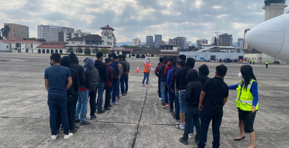 Retornan a 136 migrantes guatemaltecos que hallaron hacinados dentro de un tráiler en Veracruz, México