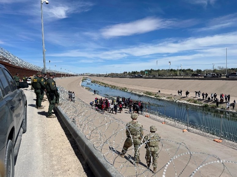 Migrantes se entregan en puntos fronterizos de EEUU con la esperanza de ser admitidos legalmente