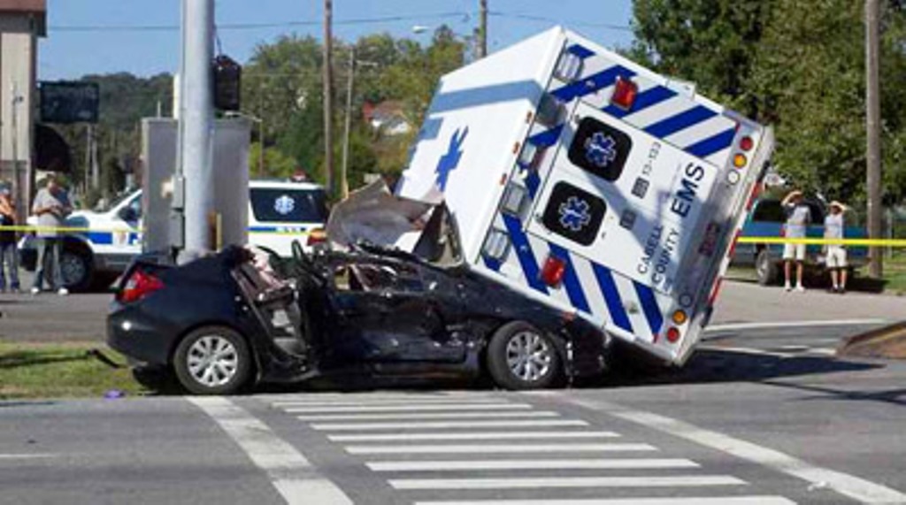 Colisión de una ambulancia robada deja 2 heridos con lesiones graves en Kansas City, Missouri