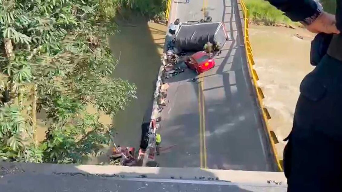 Desplome de puente en Colombia deja dos policías muertos y 15 personas heridas