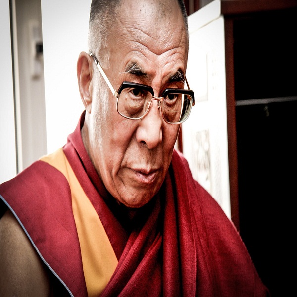 El Dalái Lama se disculpa tras pedir a un niño que “chupe su lengua”