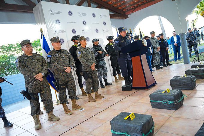 Autoridades salvadoreñas presentan droga valorada en $30 millones tras incautación en el Pacifico