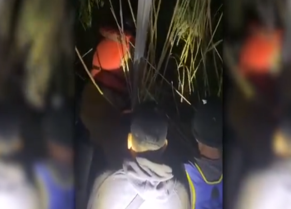 Agentes mexicanos hallan dos cuerpos y rescatan a nueve migrantes en el río Bravo