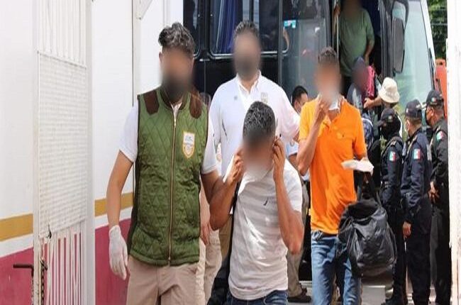 Interceptan a 155 migrantes irregulares que viajaban en dos buses por Yucatán, México