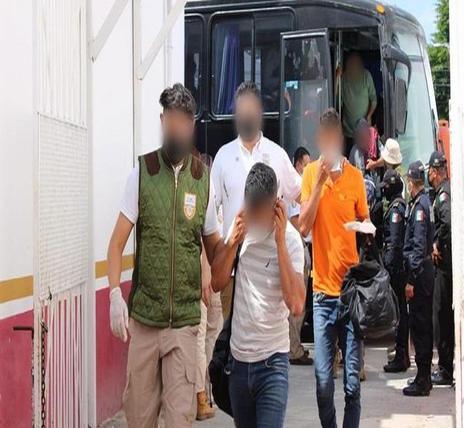 Interceptan a 155 migrantes irregulares que viajaban en dos buses por Yucatán, México