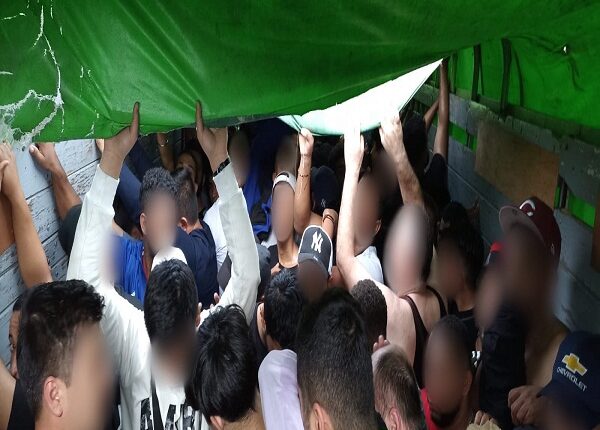 Rescatan a 123 migrantes abandonados en camión en Chiapas, al sur de México