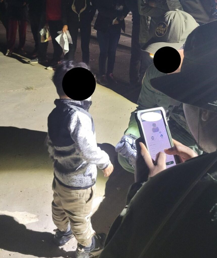 Hallan en Roma, Texas, a un niño de dos años solo entre grupo de migrantes