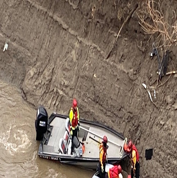Policía abre investigación de muerte tras hallar un cuerpo en el río Kansas
