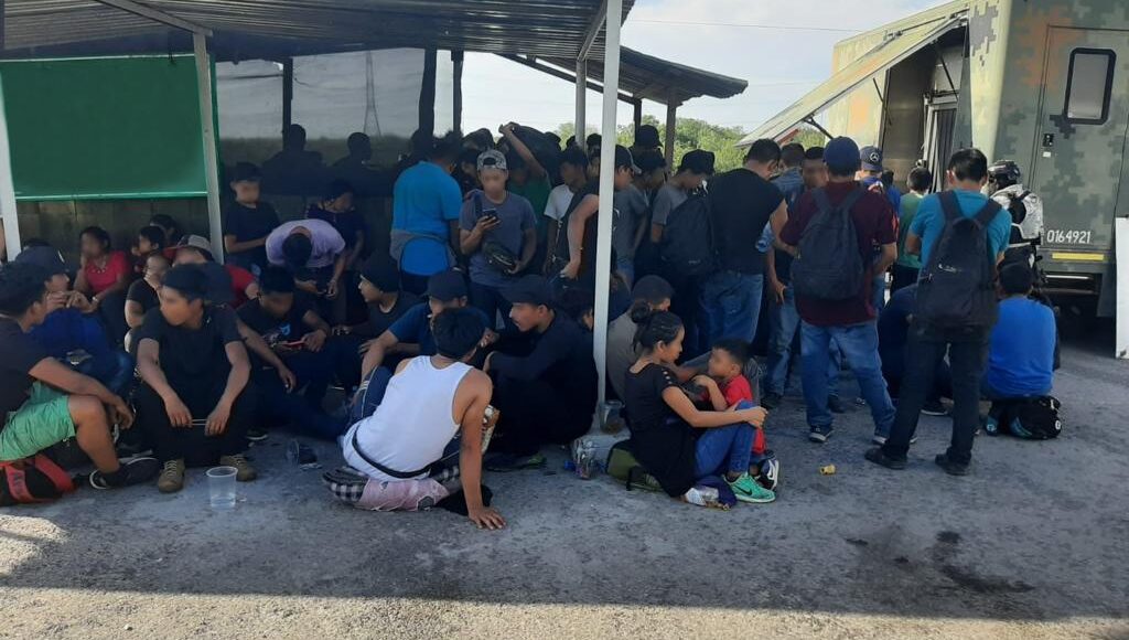 Migración México encuentra a 139 extranjeros hacinados en un tractocamión