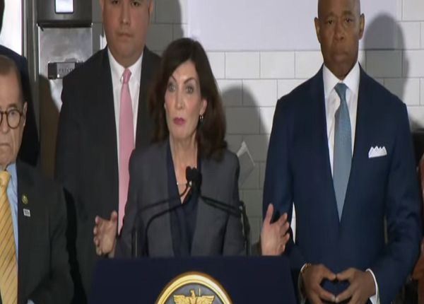 Autoridades de Nueva York piden una autorización de trabajo acelerada para los migrantes