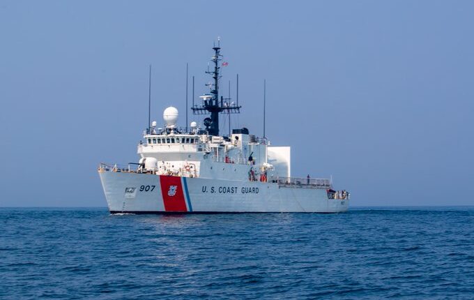 Guardia Costera de EEUU busca a hombre que cayó de la borda de un crucero de Carnival