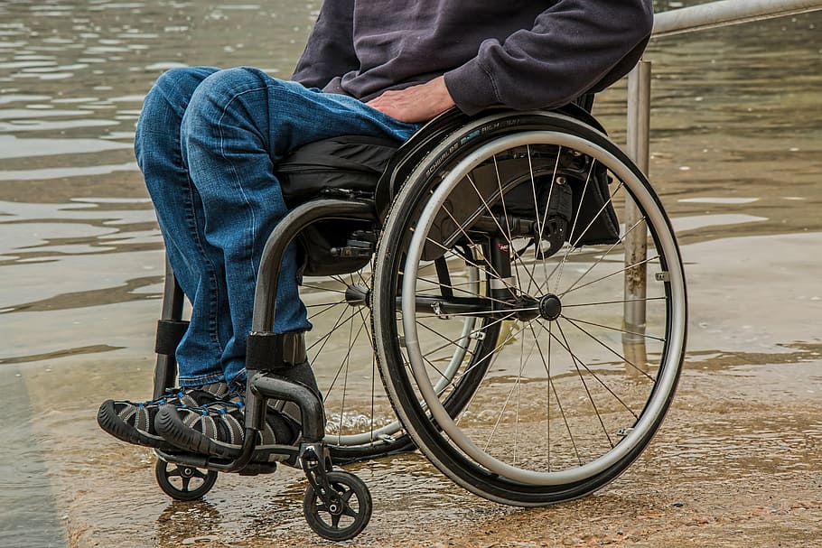 Hombre parapléjico caminar con naturalidad gracias a implante digital entre el cerebro y la médula espinal