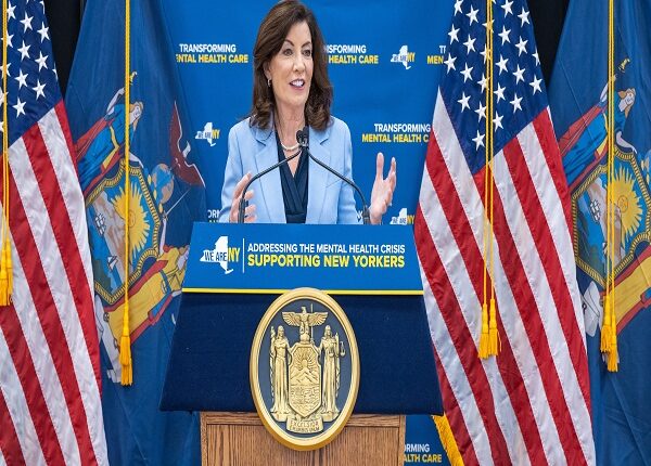 Gobernadora de Nueva York destina $1,000 millones para llegada masiva de migrantes