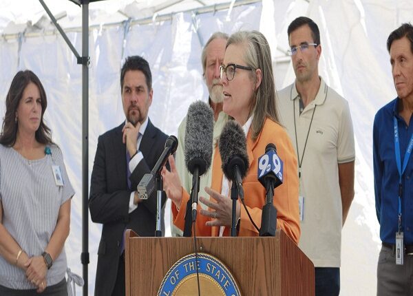 Gobernadora de Arizona asigna $20 millones para atender emergencias en la frontera