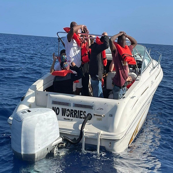 Autoridades detienen a una embarcación con migrantes haitianos frente a la costa de Florida
