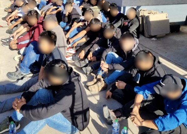 Patrulla Fronteriza captura a 43 migrantes escondidos en dos casas en Laredo, Texas