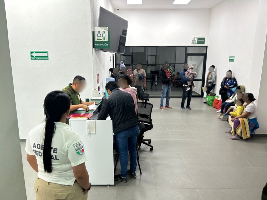 Trasladan a 323 migrantes que pernoctaban en plaza de Ciudad de México a un albergue de Chiapas
