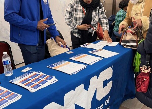 Alcalde de Nueva York anuncia plan para proteger a migrantes