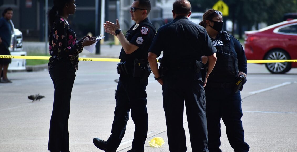 Un hombre muere durante tiroteo policial en el lado oeste de Kansas City, Missouri