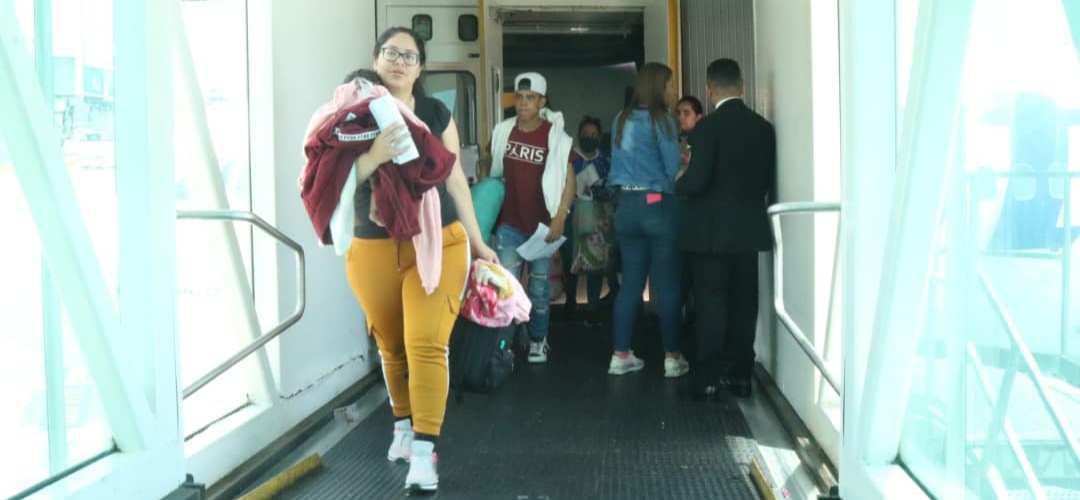 Retornan a 115 venezolanos que se encontraban bloqueados en la frontera entre Chile y Perú