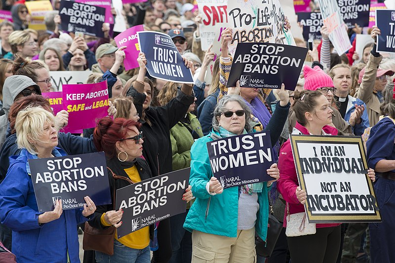 Qué ha pasado a un año del fin de la protección federal al aborto en EEUU?
