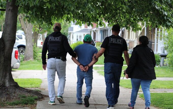 Senado de Oklahoma aprueba ley que permite expulsar en 72 horas a migrantes irregulares