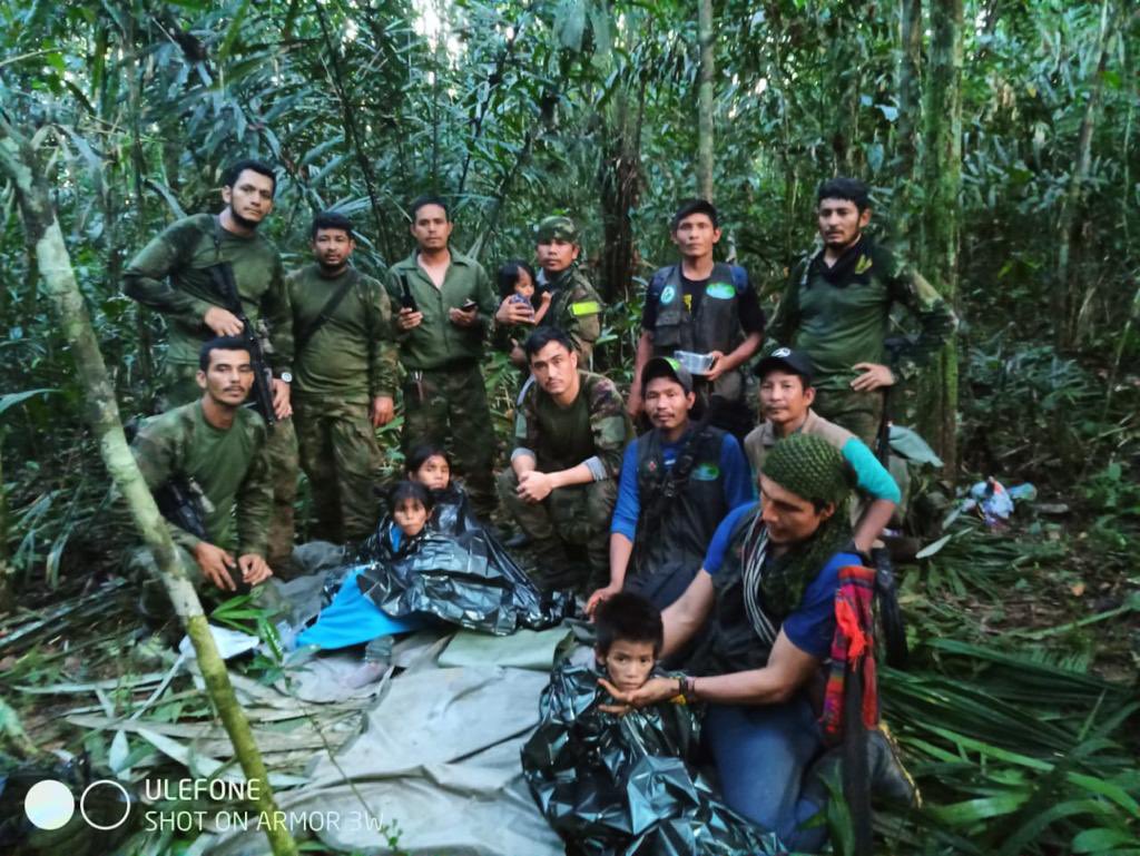 Niños sobrevivientes de accidente aéreo en selvas de Colombia salen plenamente recuperados de hospital