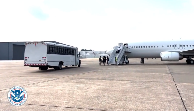 EEUU realizó en últimas horas múltiples vuelos de deportación a El Salvador, Guatemala y Honduras