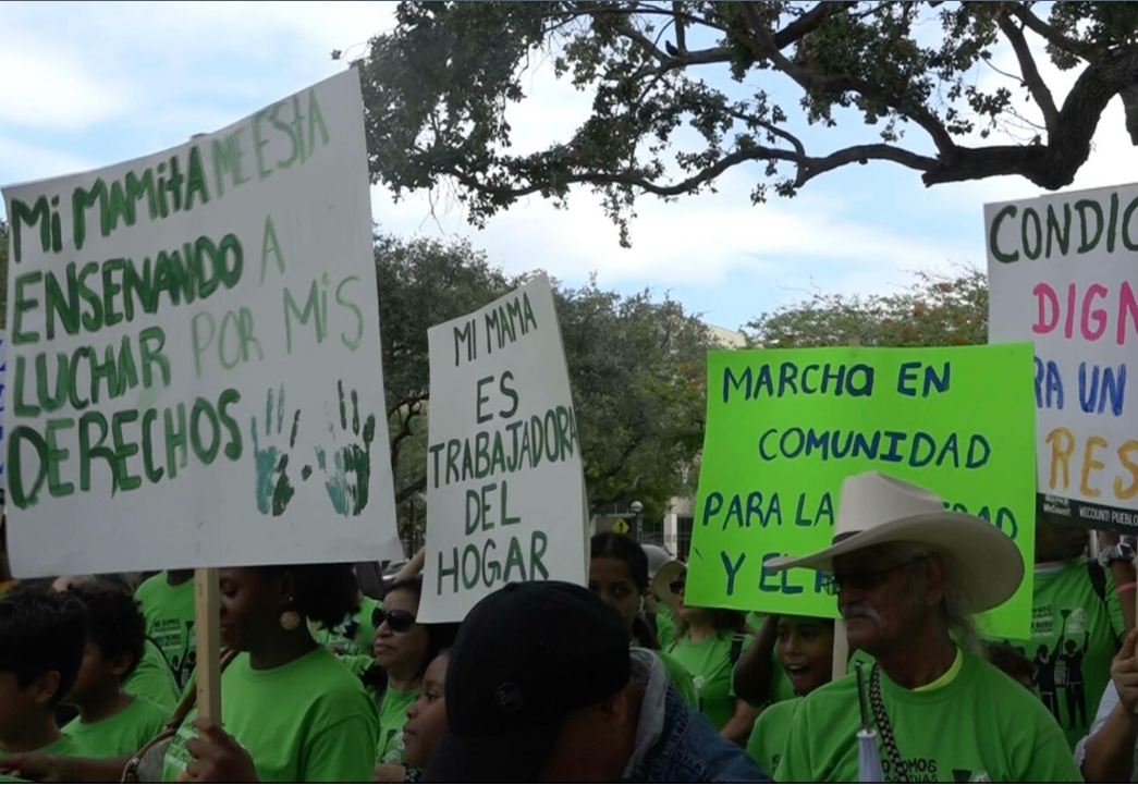Empleadas del hogar indocumentadas protestan por ley de Florida contra la migración irregular