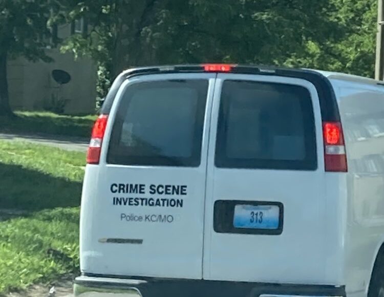 Hallan a una persona muerta tras tiroteo en edificio de apartamentos de Kansas City, Missouri