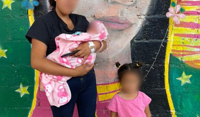 México otorgará residencia a familia migrante de niña nacida en un bus en Veracruz