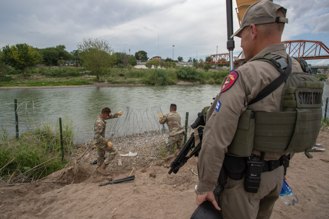 Justicia de EEUU demanda a Texas por ley que permitiría a la policía detener a migrantes