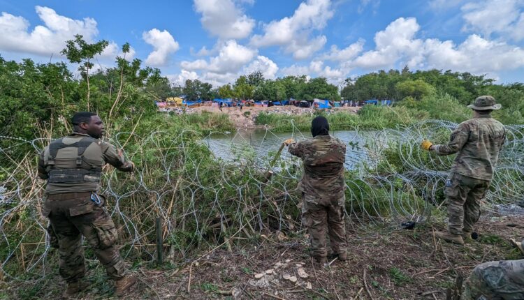 Ordenan al gobierno de Biden a no retirar el alambre de púas en la frontera entre EEUU y México