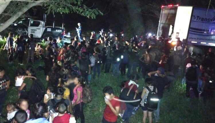 Caravana migrante de al menos 600 personas avanza por Veracruz, México