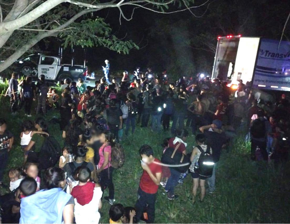 Caravana migrante de al menos 600 personas avanza por Veracruz, México
