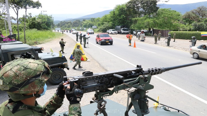 Explosión de carro bomba al noroeste de Colombia deja dos soldados muertos y seis heridos