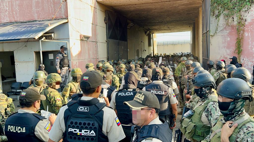 Ecuador declara estado de excepción en las cárceles por 60 días tras violentos enfrentamientos