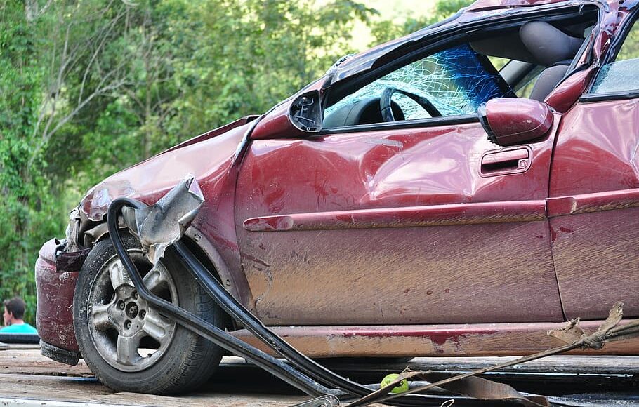 Conductor muere y una mujer resulta gravemente herida en accidente vial en Kansas City, Missouri