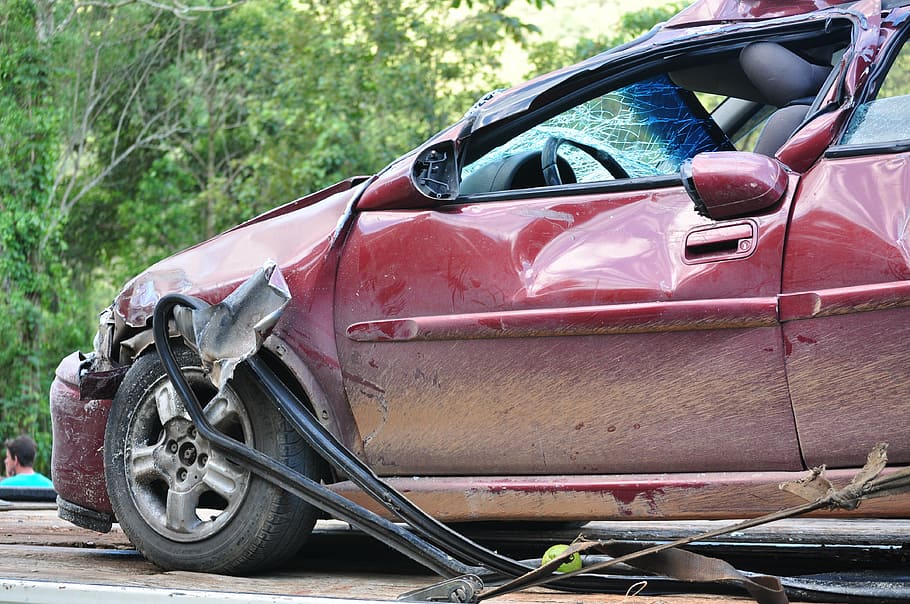 Conductor muere y una mujer resulta gravemente herida en accidente vial en Kansas City, Missouri