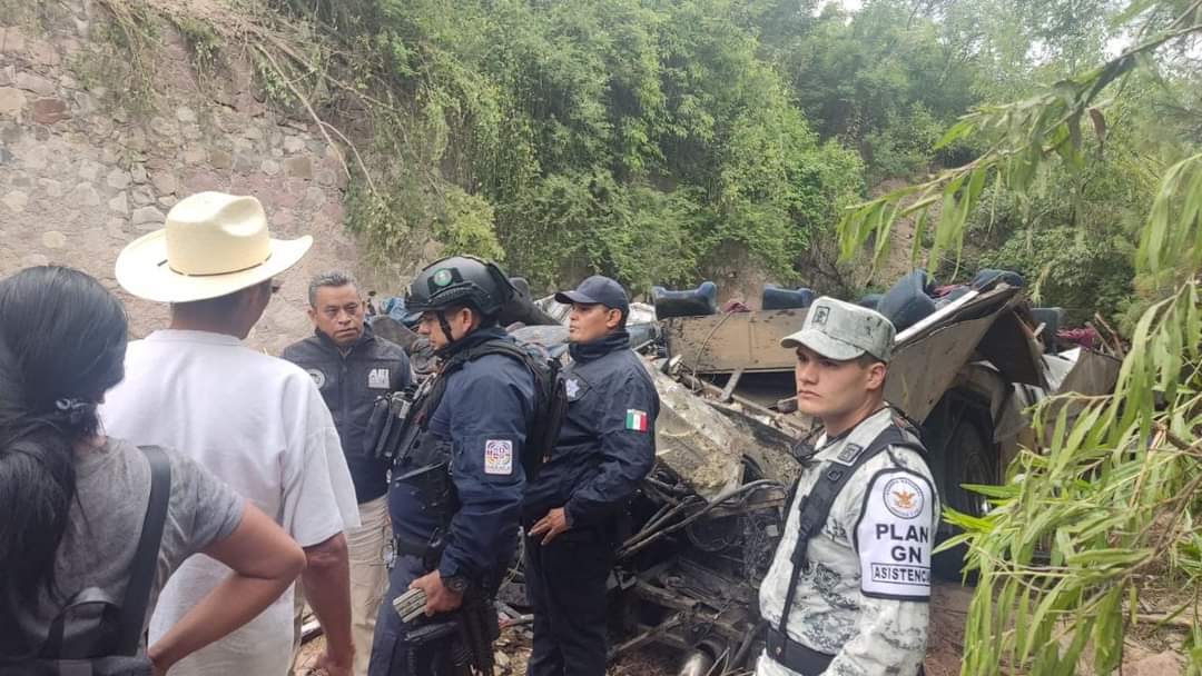 Mueren 29 personas al volcarse un autobús en Oaxaca, al sur de México