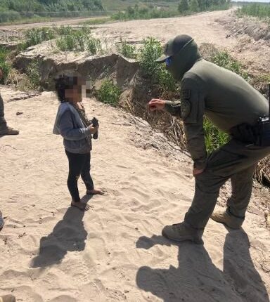 Soldados hallan a niña migrante de 5 años en el sector de Eagle Pass, Texas