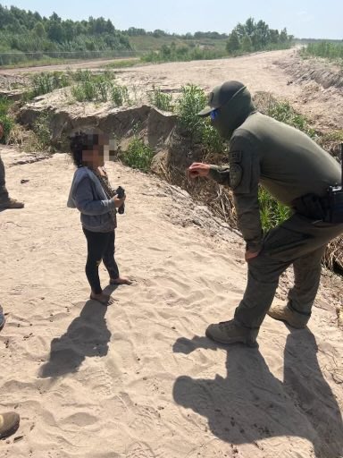 Soldados hallan a niña migrante de 5 años en el sector de Eagle Pass, Texas