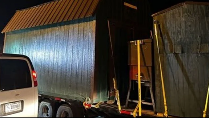 Descubren a 69 migrantes ocultos en cobertizos transportados por camionetas, en Texas