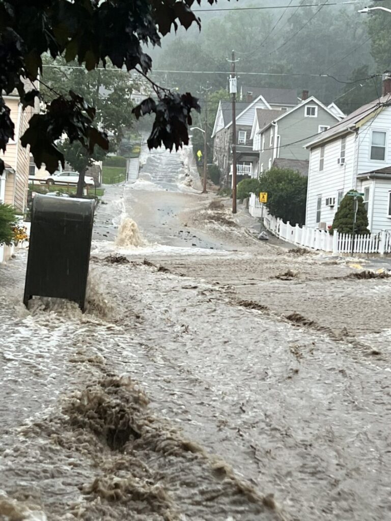 Inundaciones por fuertes lluvias dejan un muerto y varios desaparecidos en el estado de Nueva York