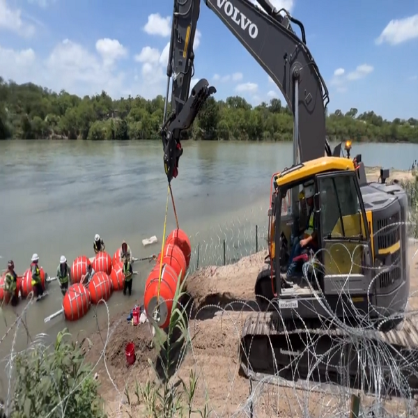 Gobierno federal de EEUU demanda a Texas por colocar barrera flotante en el Río Bravo