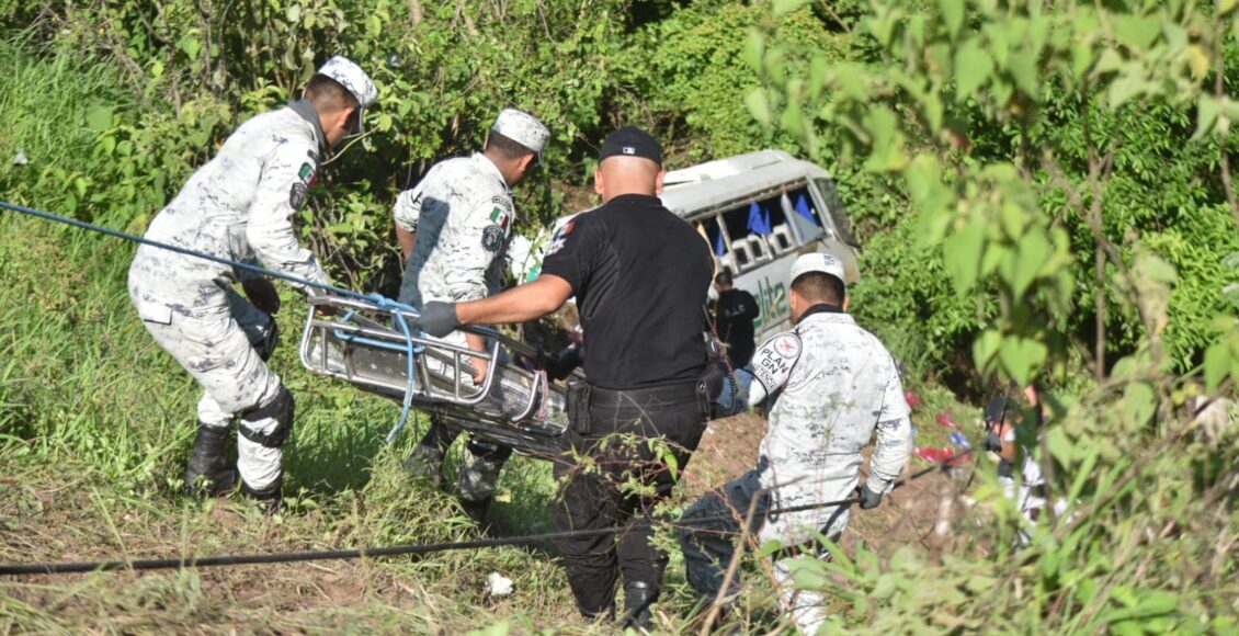 17 muertos y 22 heridos tras accidente de autobús en Nayarit, México