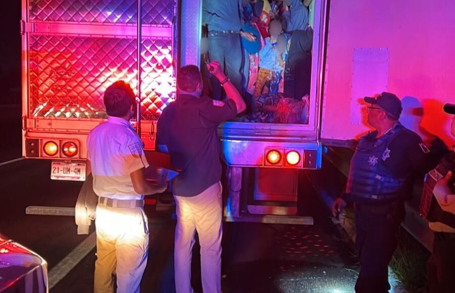 Autoridades de México rescatan a 231 migrantes que viajaban en la caja de un tráiler
